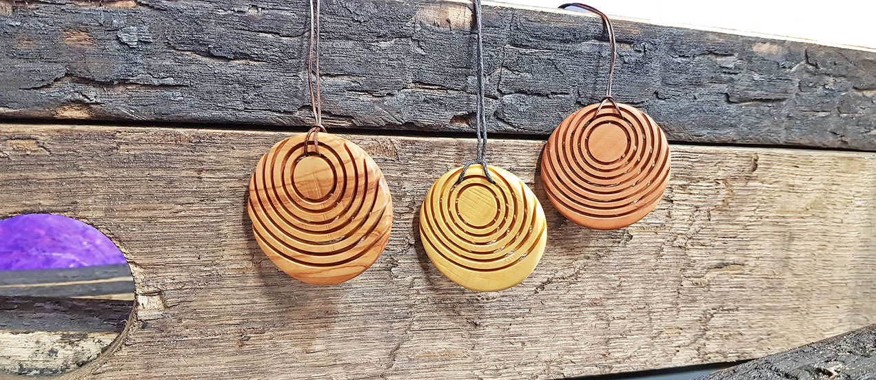 gedrechselte Schmuckanhänger in durchbrochener Technik, © Manufaktur-Schwalm