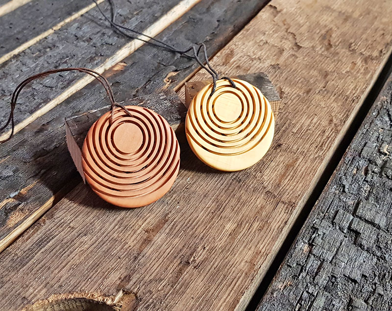 Gedrechselter Schmuckanhänger mit durchbrochener Technik